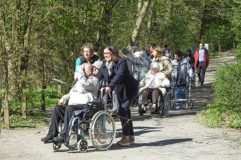 Senioren, die den Park erkunden.