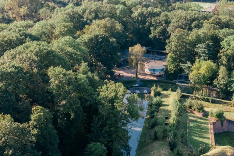 Eine Drohnenaufnahme die zentriert auf den Zoo Imbiss ist.