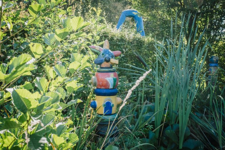 Foto einer bunten Kunstskulptur.