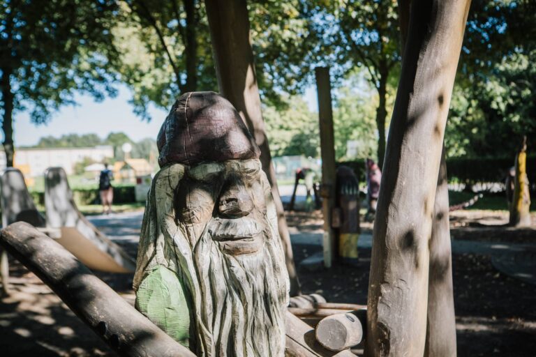 Foto einer geschnitzten Zwergen-Holzstaue.