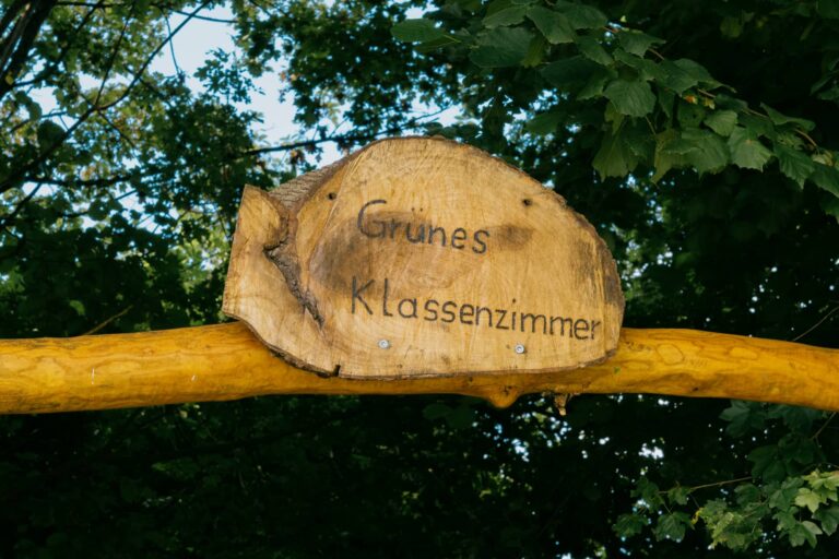 Holzstammschild für auf dem Grünes Klassenzimmer steht.