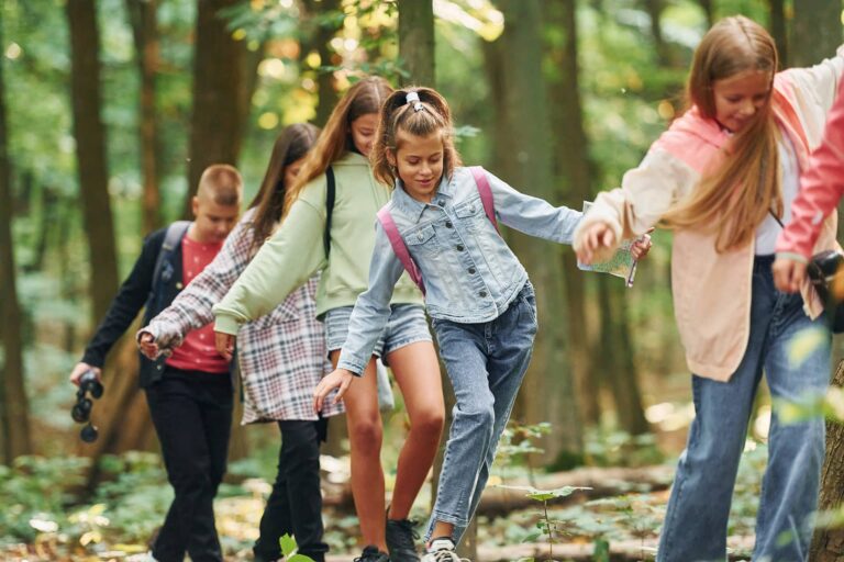 Kinder balancieren im Wald.