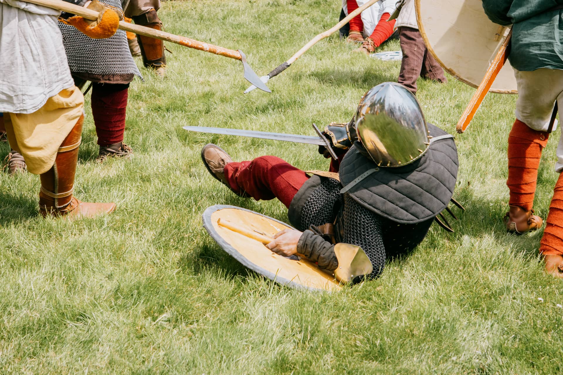 Ein verkleideter Ritter, der auf die Wiese gestürzt ist.