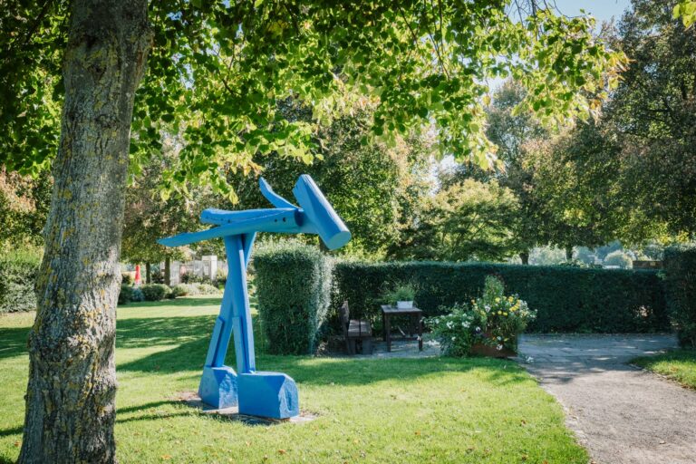 Foto einer blauen Kunststatue bei den Kunstfeldern.